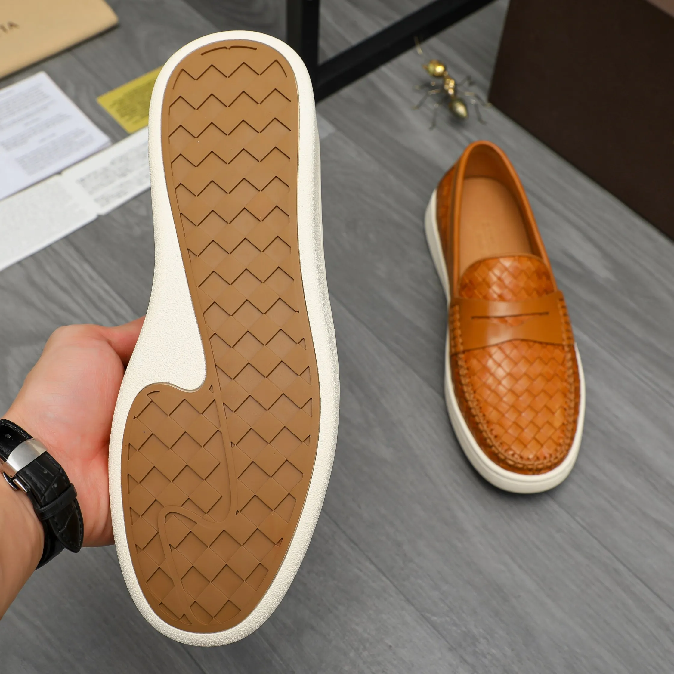 Men's shoes 💰500 Product trademark: BV "Bottega Veneta" woven slip-on casual men's shoes Regular size: 38-45 (custom-made 45 non-returnable) Product materials: Selected woven cowhide upper, cowhide lining, rubber outsole